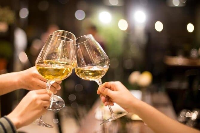 "Deléitese con nuestros vinos de Malvasía, con su tono dorado y esencia volcánica ~ una verdadera sensación de sabor que no debe perderse. - 7