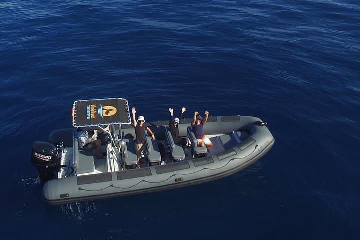 Noticias emocionantes sobre nuestro barco! 
Hemos hecho algunas mejoras:
Nuevo techo para más comodidad, más espacio entre asientos, vistas mejoradas, perfecto para capturar fotos impresionantes!
¡Nos vemos a bordo! - 3