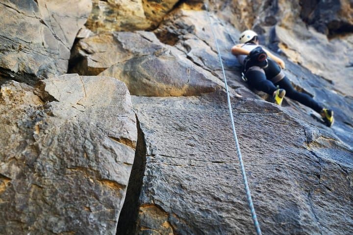 Escalada en roca en el espacio natural. - 2