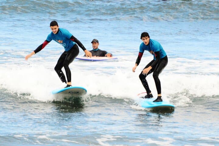 Clase de Surf Grupal en Playa de Las Américas con Fotografías - 1