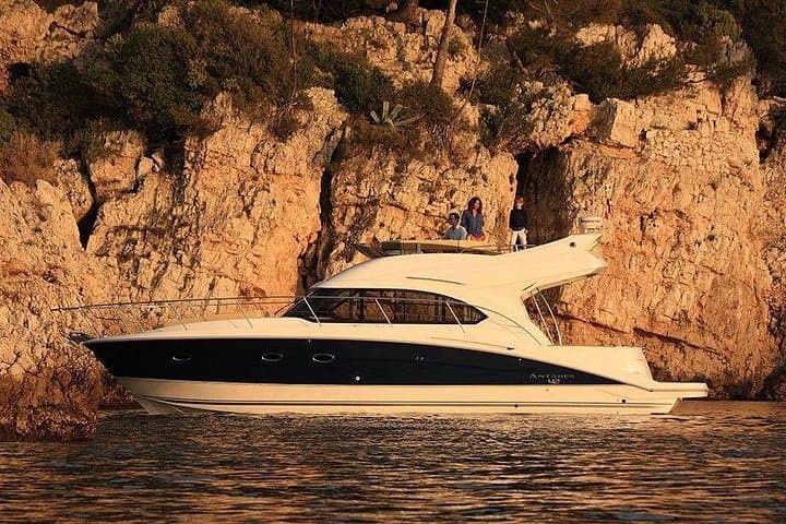 Crucero privado al atardecer de 2 horas en un lujoso barco a motor con bebidas - 1