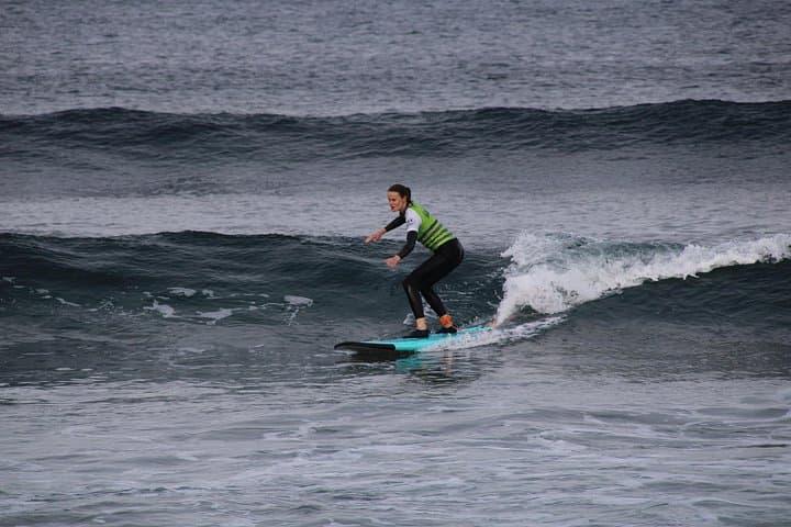 Clase de surf semiprivada de 2 horas en Playa de Las Américas - 2