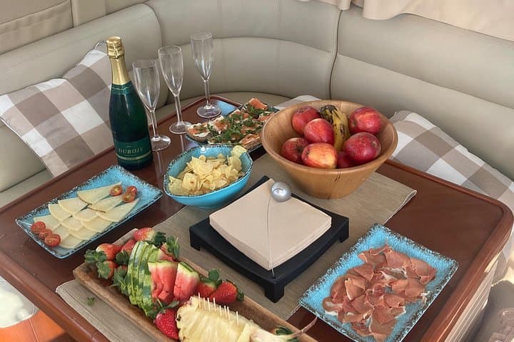 Barco de motor de lujo privado 6 y 8 horas de alquiler de día completo - 8