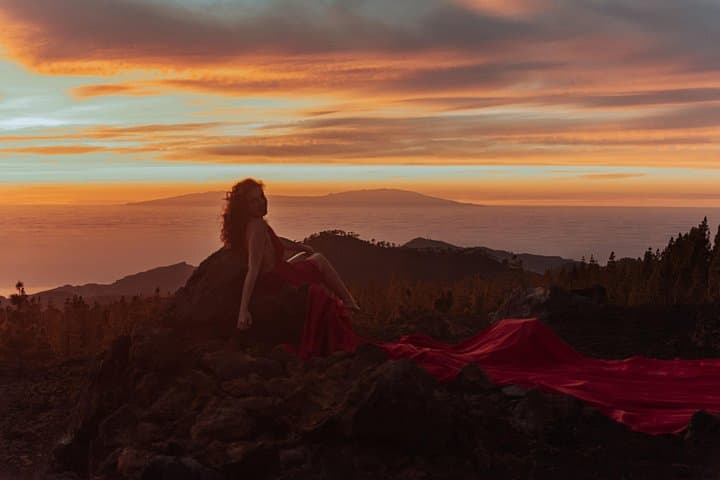 Fotografía privada de vestidos voladores al atardecer en Tenerife - 2