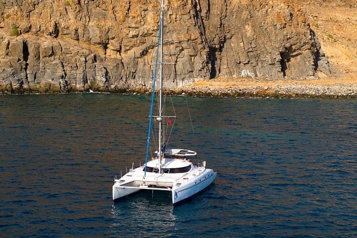 Alquiler de catamarán privado de vela con almuerzo y bebidas - 3