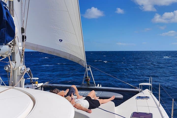Alquiler de catamarán privado de vela con almuerzo y bebidas - 2