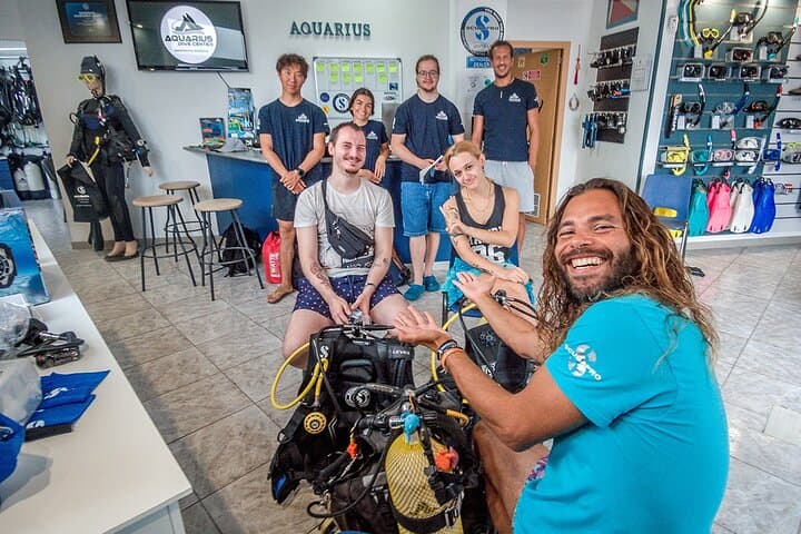 Grupo de buzos con peces
Buceo principiante en Tenerife — tu primera aventura submarina rodeado de peces de colores en aguas cristalinas. - 7