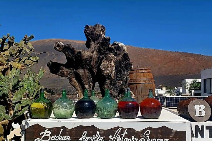 "Deléitese con nuestros vinos de Malvasía, con su tono dorado y esencia volcánica ~ una verdadera sensación de sabor que no debe perderse. - 5