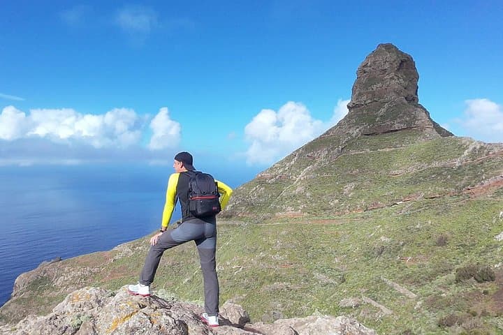 Espectaculares acantilados oceánicos del norte de Tenerife cerca del Roque de Taborno, rodeados de exuberantes paisajes de Anaga. - 7