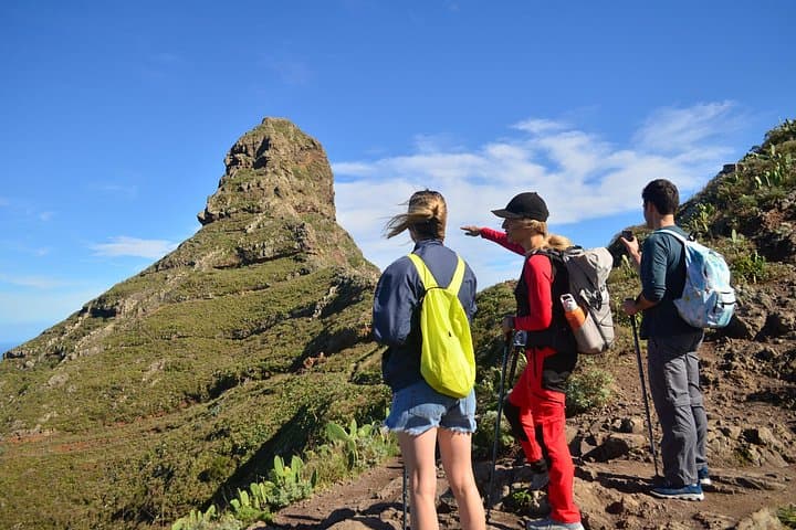 Espectaculares acantilados oceánicos del norte de Tenerife cerca del Roque de Taborno, rodeados de exuberantes paisajes de Anaga. - 2