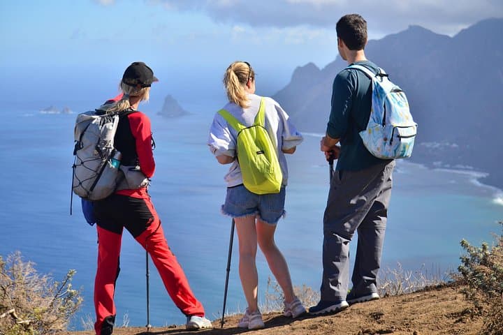 Espectaculares acantilados oceánicos del norte de Tenerife cerca del Roque de Taborno, rodeados de exuberantes paisajes de Anaga. - 6