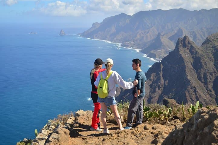 Espectaculares acantilados oceánicos del norte de Tenerife cerca del Roque de Taborno, rodeados de exuberantes paisajes de Anaga. - 1
