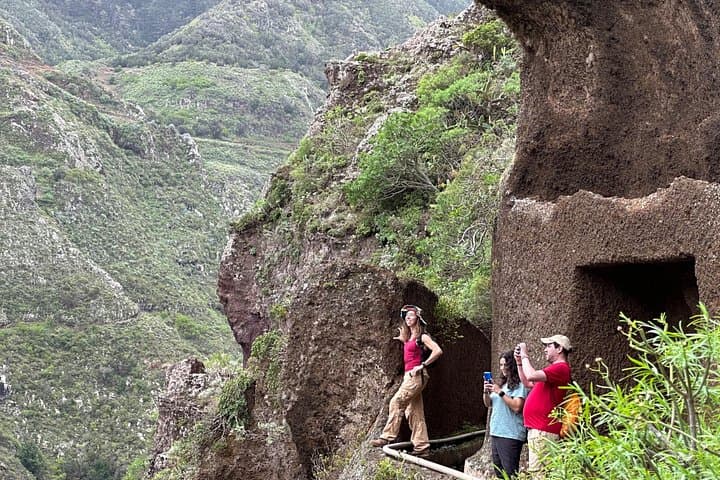 Lugar icónico de Anaga : conocido por los lugareños como Túnel de Pico del Inglés, y por los turistas como el "Túnel de la Felicidad." - 8