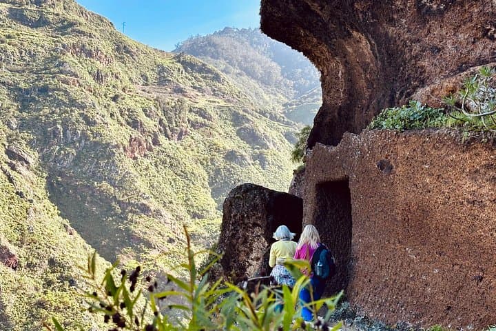 Lugar icónico de Anaga : conocido por los lugareños como Túnel de Pico del Inglés, y por los turistas como el "Túnel de la Felicidad." - 2
